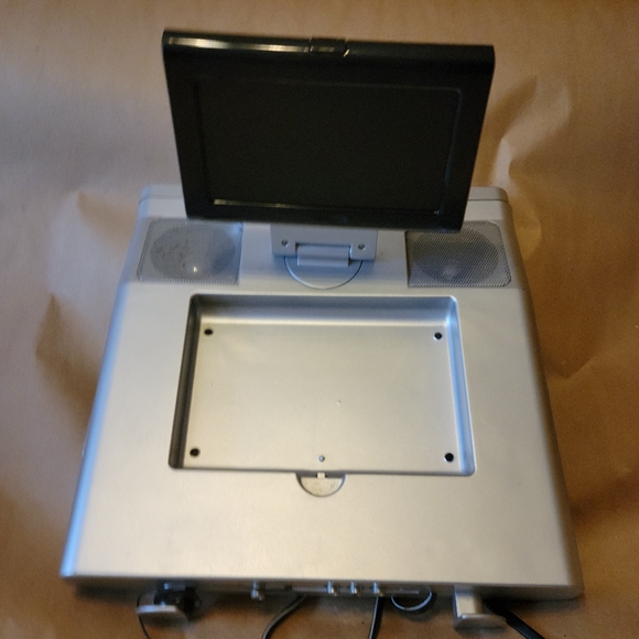 GPX Under Counter Mount Clock Radio/TV - Picture 5 of 6